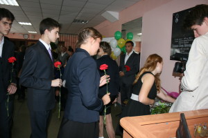 школьники возлагают цветы