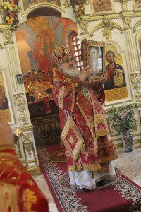 митрополит Вениамин с иконой Государя